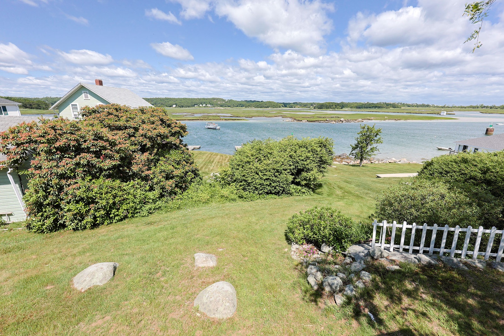 Large side yard with river views.