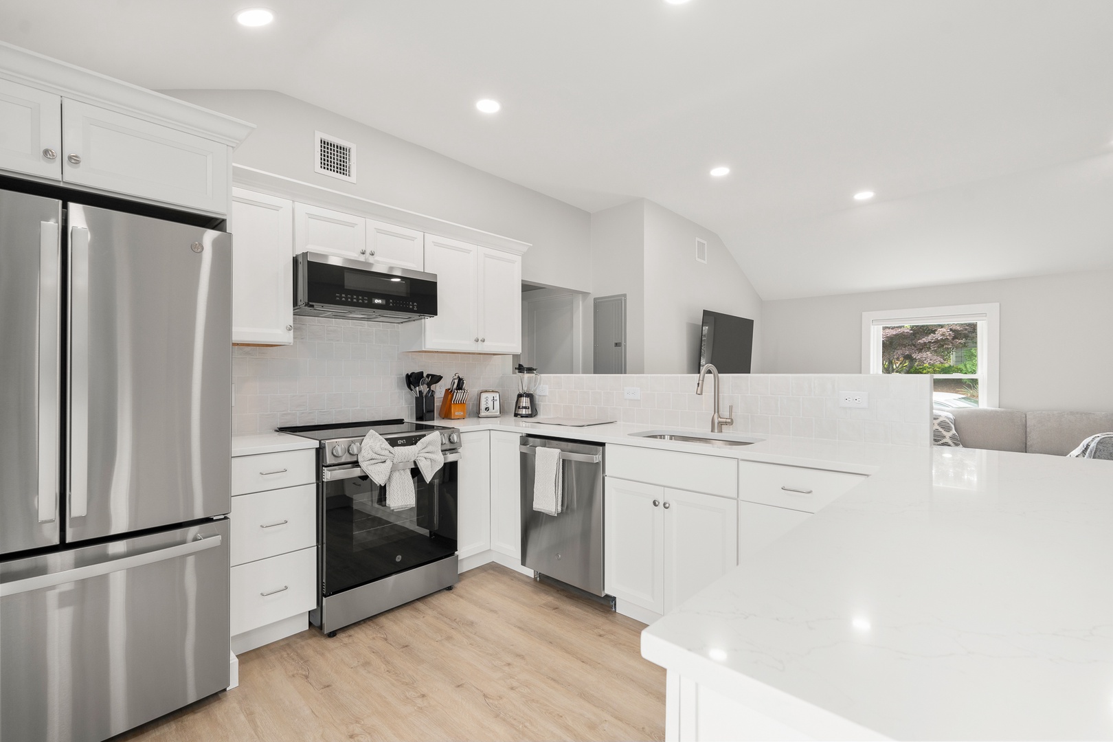 Modern eat-in kitchen.