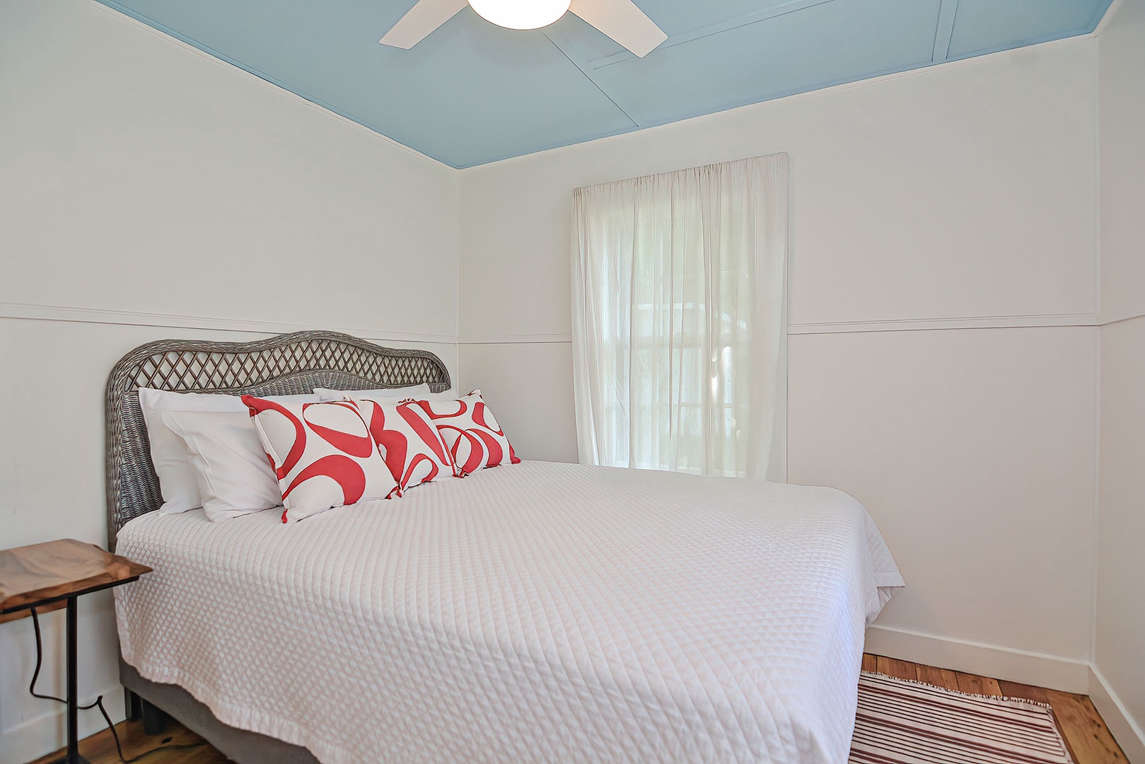 Queen bedroom with ceiling fan.