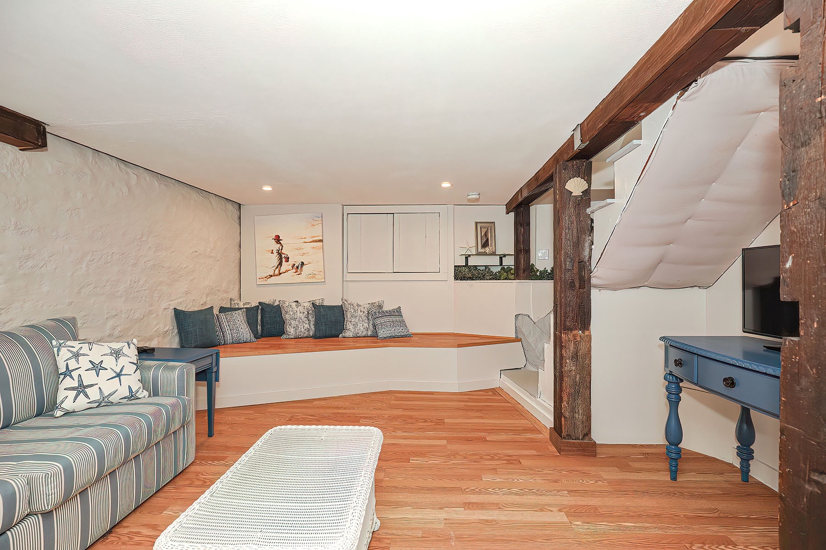 The other Queen suite is on the garden level.