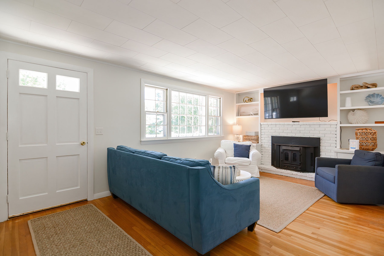 Bright and comfortable living room.