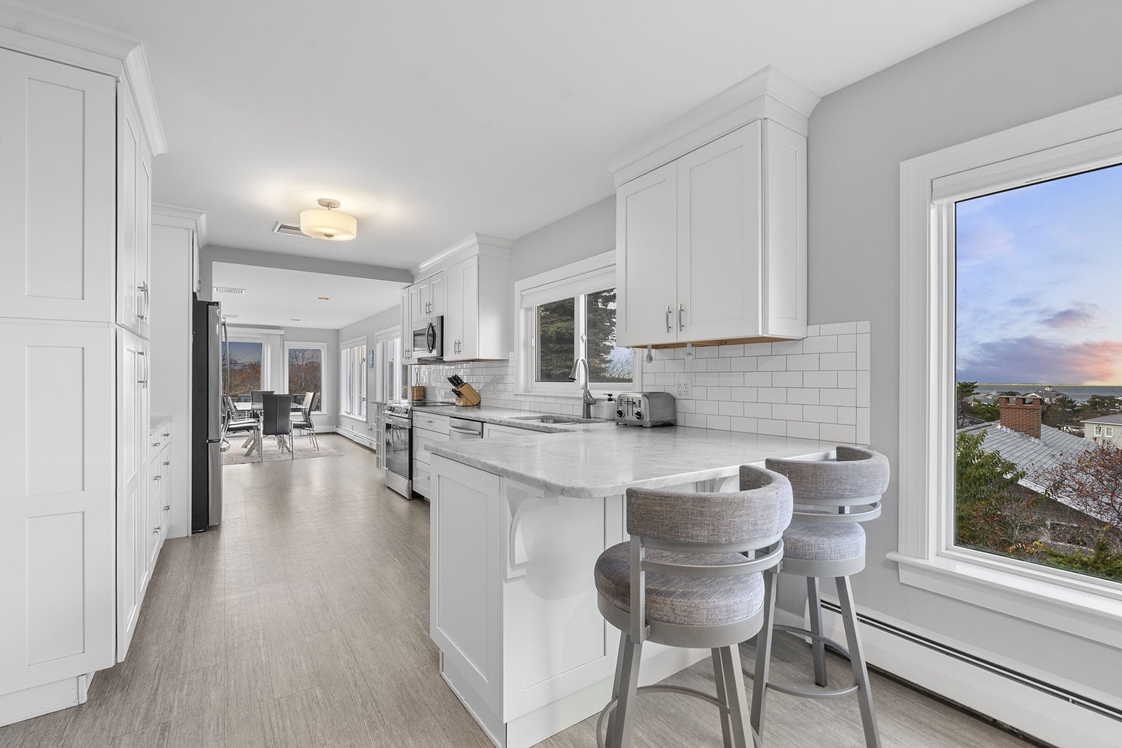 The kitchen includes a breakfast counter.