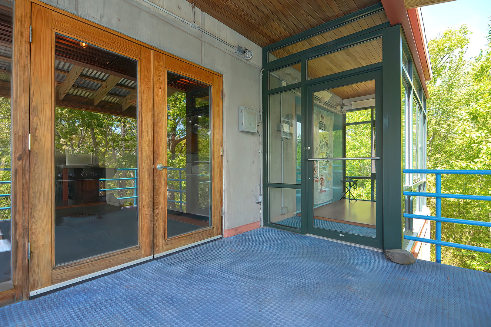 The yoga or meditation studio is accessed via the deck.