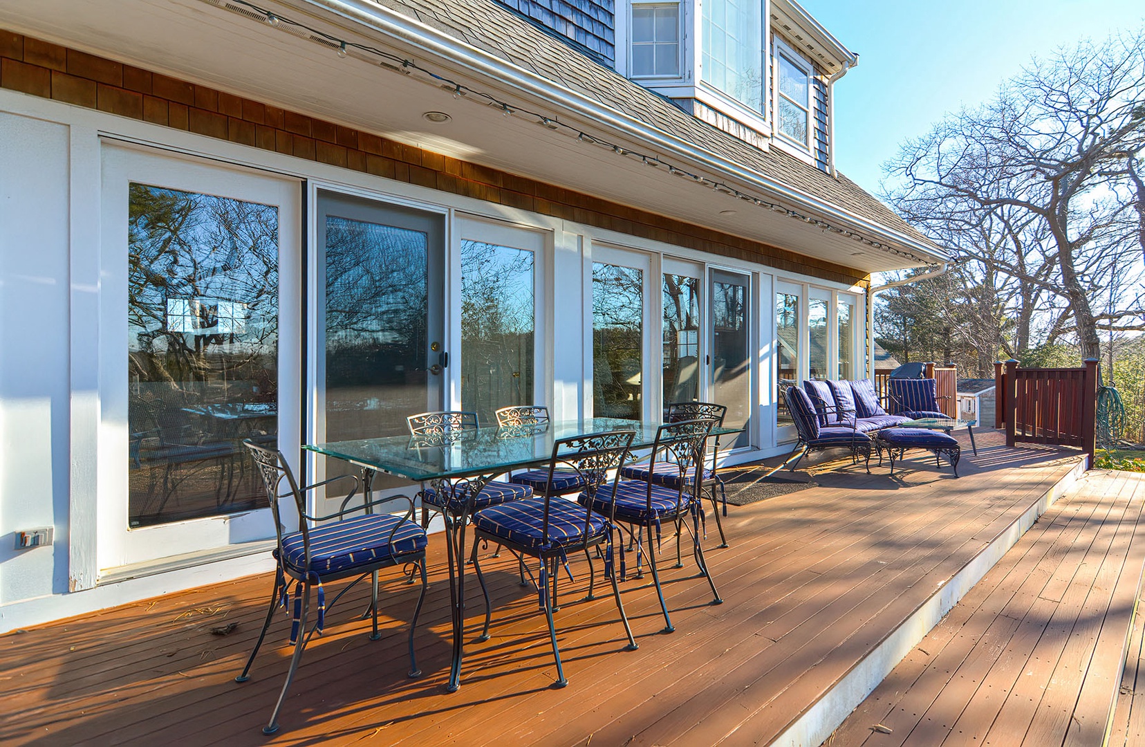 Outdoor dinning set.