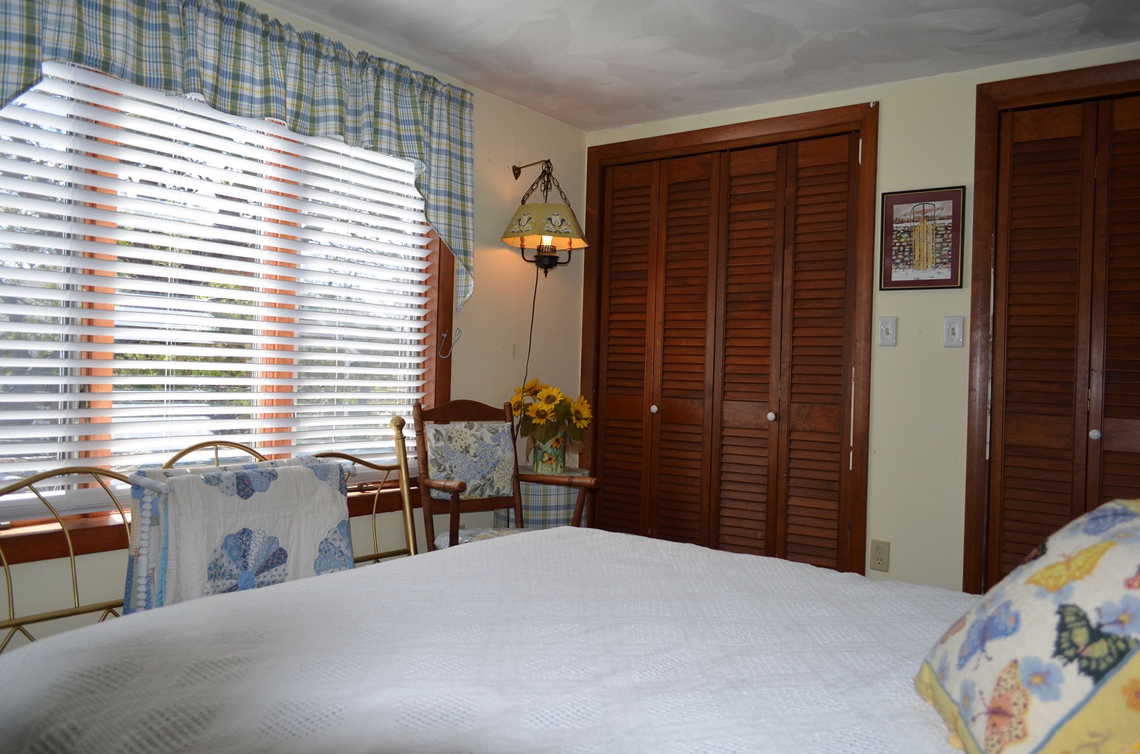 Bedroom 2: This room has a Queen bed.