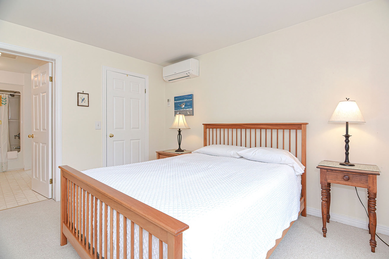 Bedroom with an AC split.