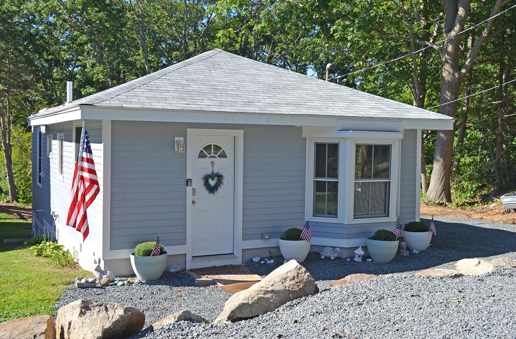 Joseph's Way is a charming 2-bedroom cottage on a quiet lane.