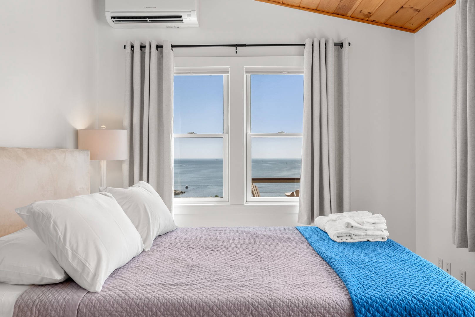 Second bedroom with a queen bedroom and amazing views.