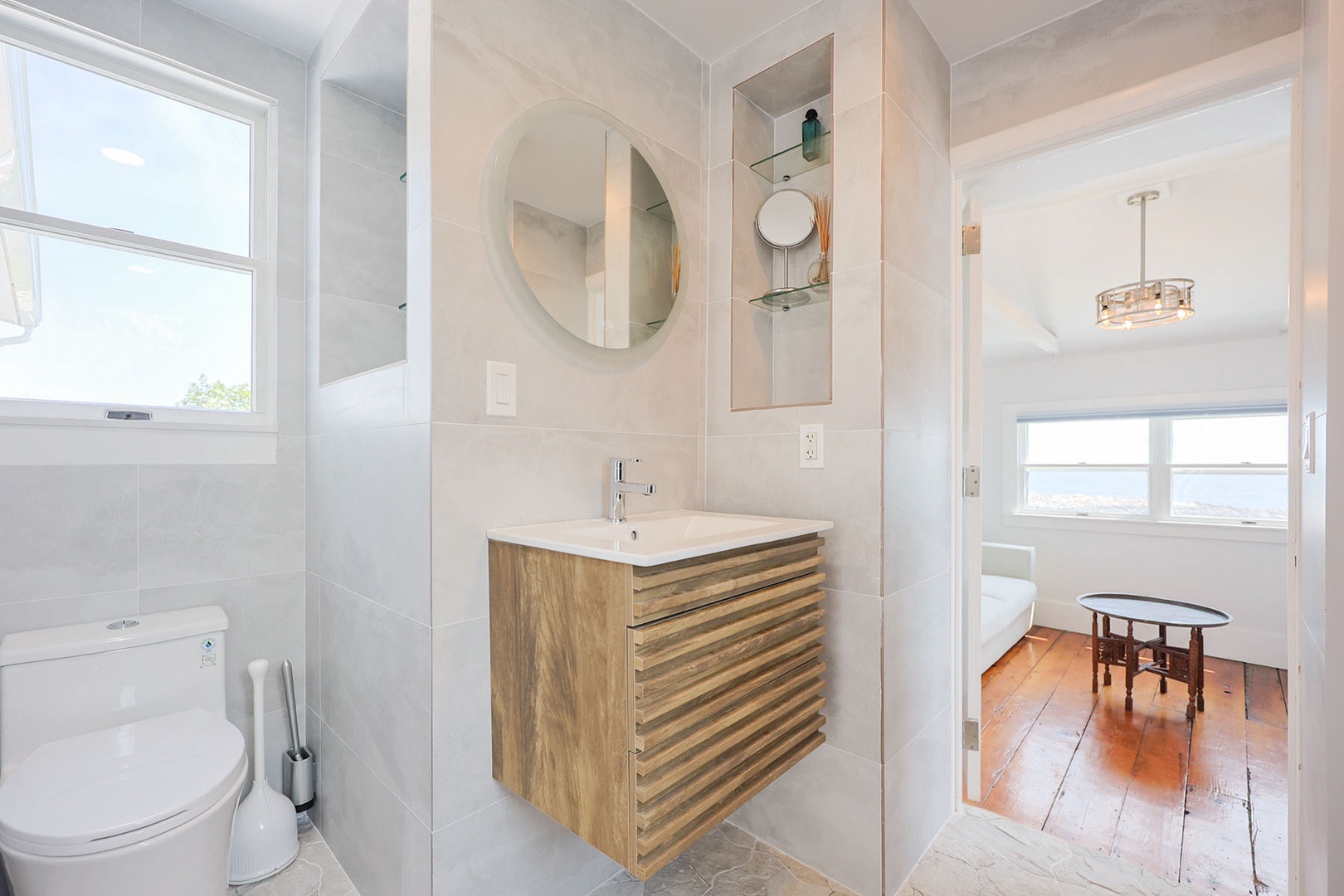 Upstairs full-bath is between the Primary bedroom and the pull-out sofa bedroom.