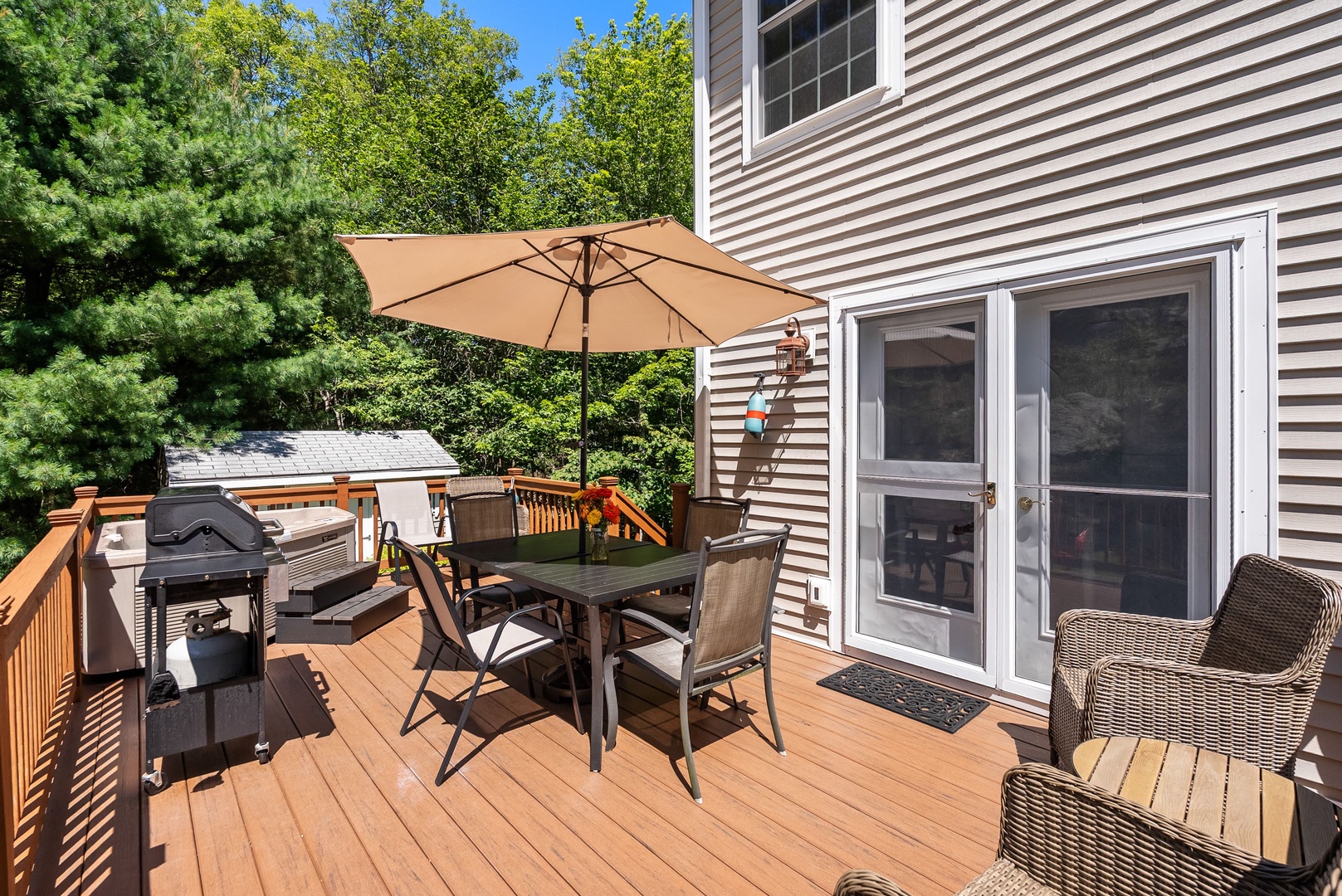 The grill is also located near the deck.