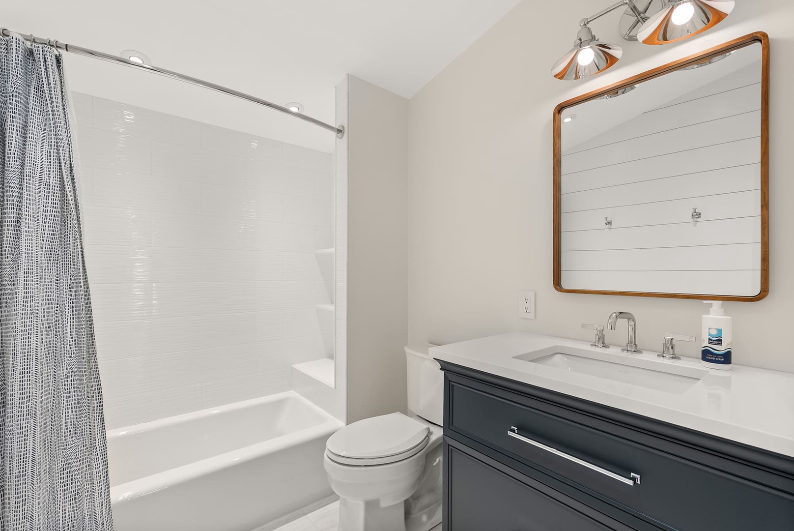 The full hall bathroom in the upper floor.