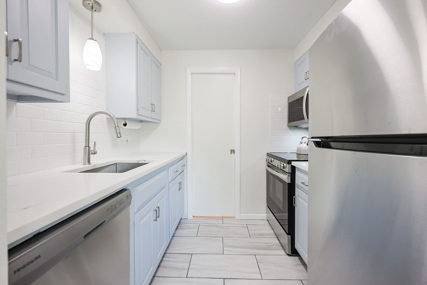 Fully-equipped modern kitchen.