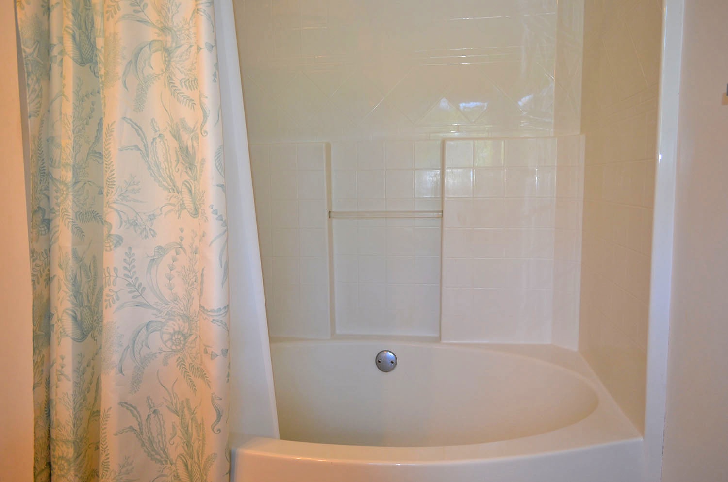 The tub/shower combo in the upstairs second bath.