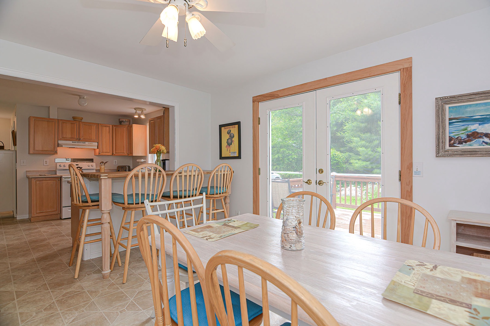 Dinning area with open access to the kitchen.
