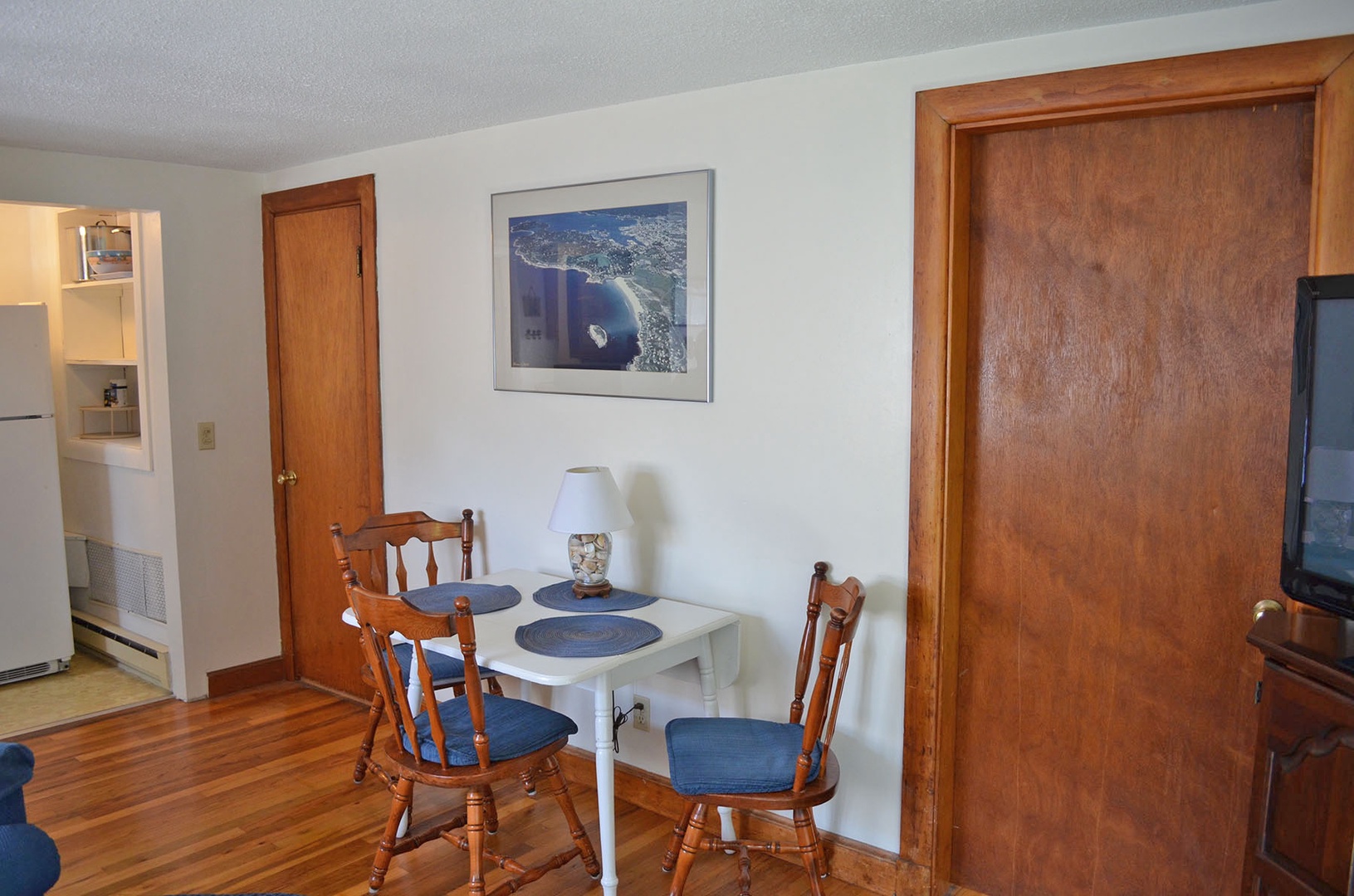 A dining nook between the living room and the kitchen.