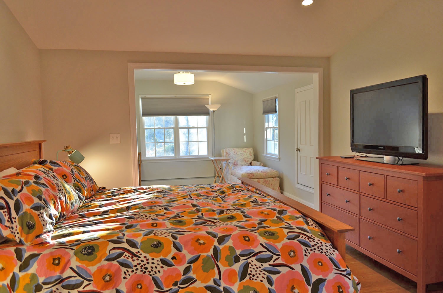 BR 1: Master suite with flat-screen TV, sitting area, and en-suite bath.