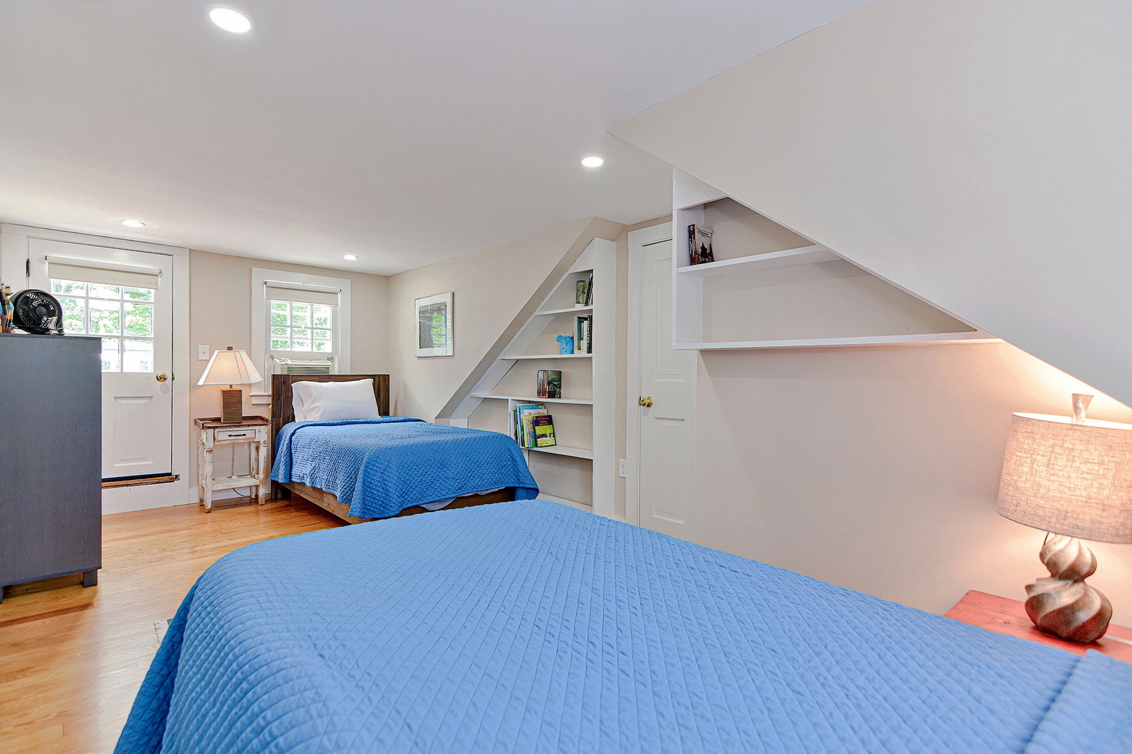 Twin beds and beautiful built in shelves.