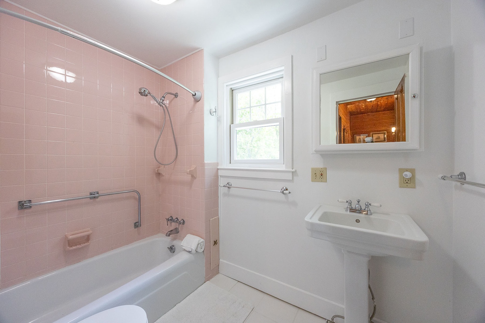 Full Bathroom with Tub