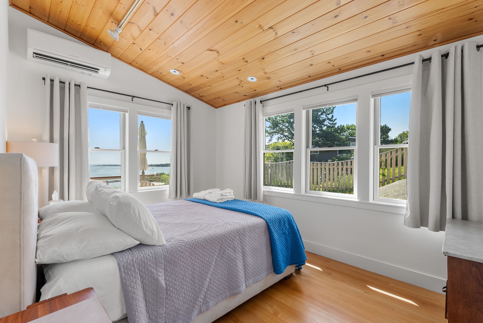 Second bedroom with a queen bedroom and amazing views.