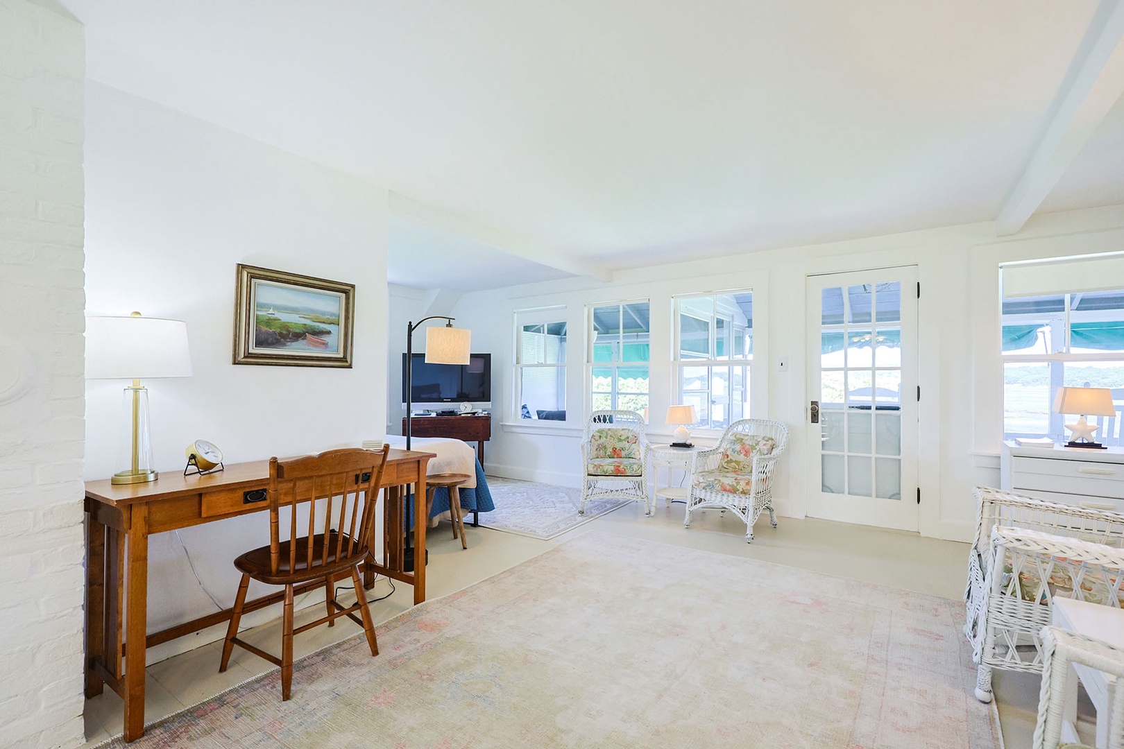 The living room features a dedicated workspace.