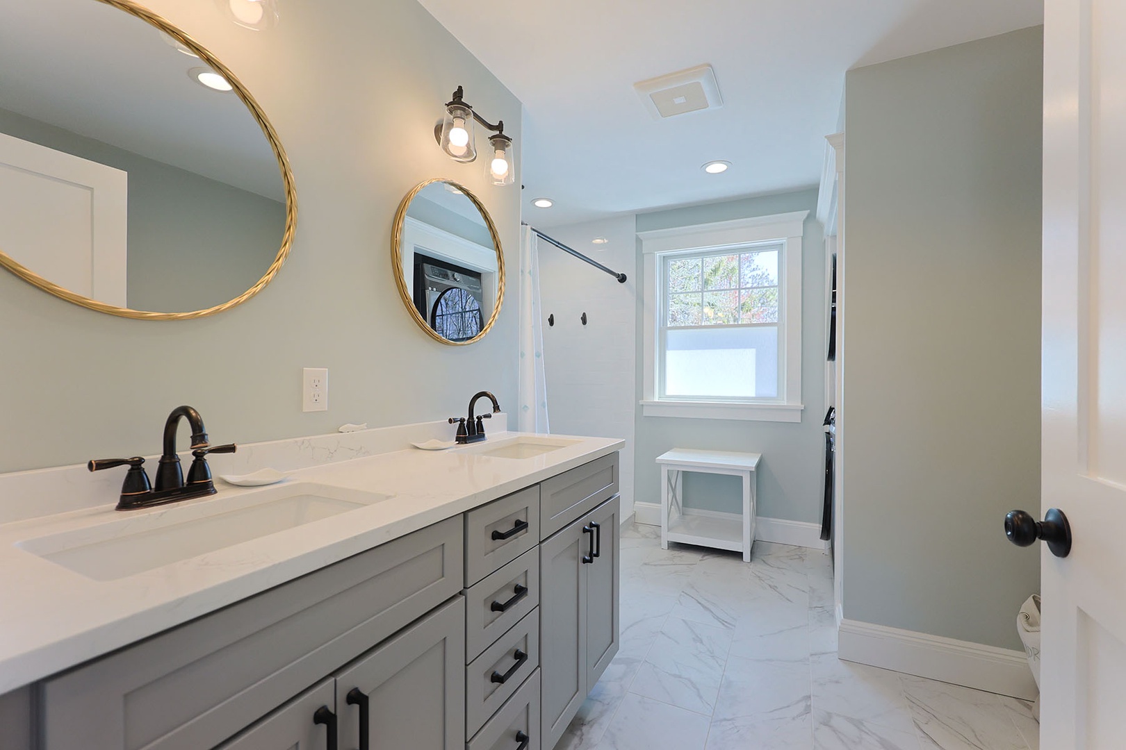 En-suite full bathroom.