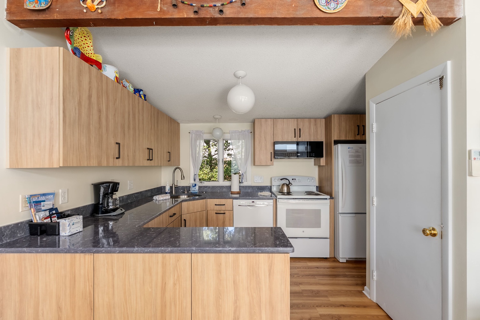 Fully equipped modern kitchen.