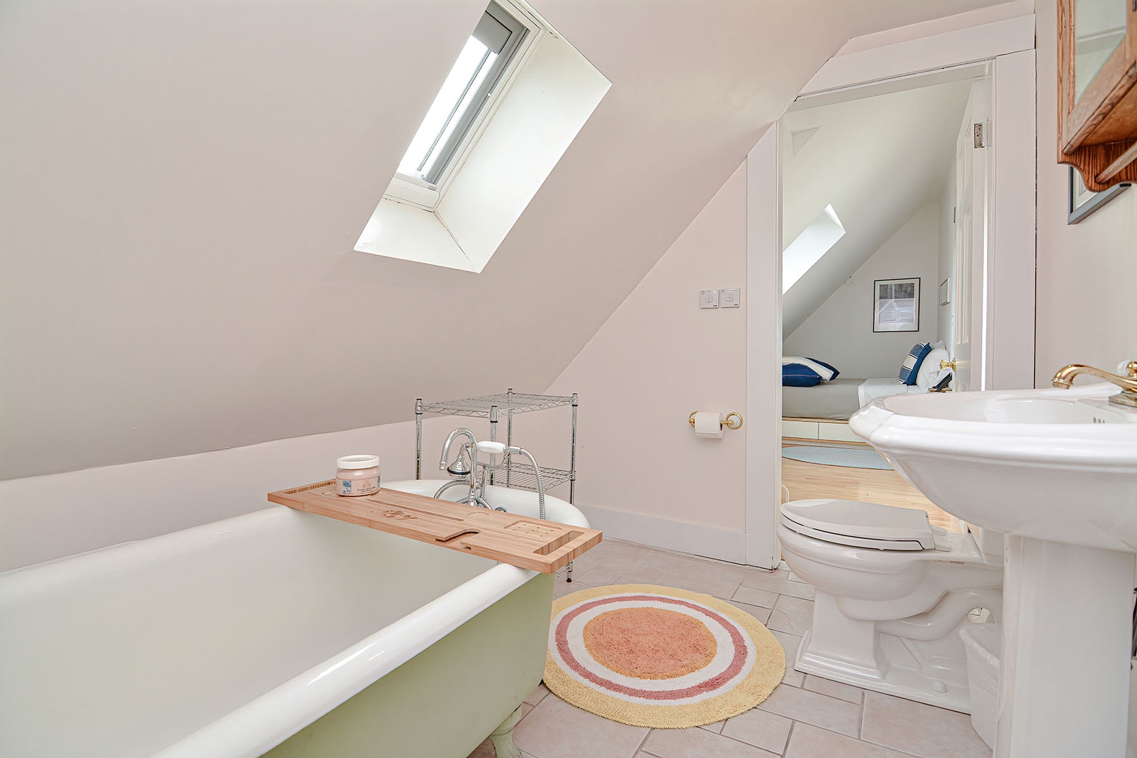 This full bath is ensuite to the full bedroom.