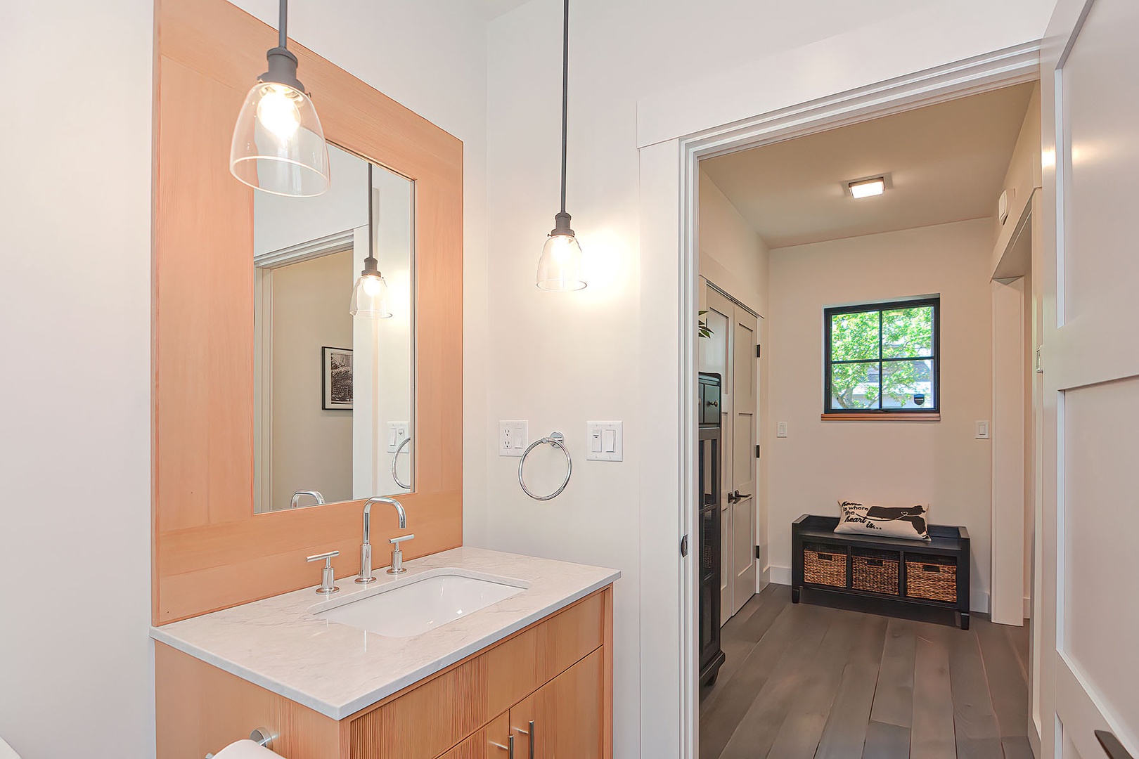 The half bath looking toward the entryway.