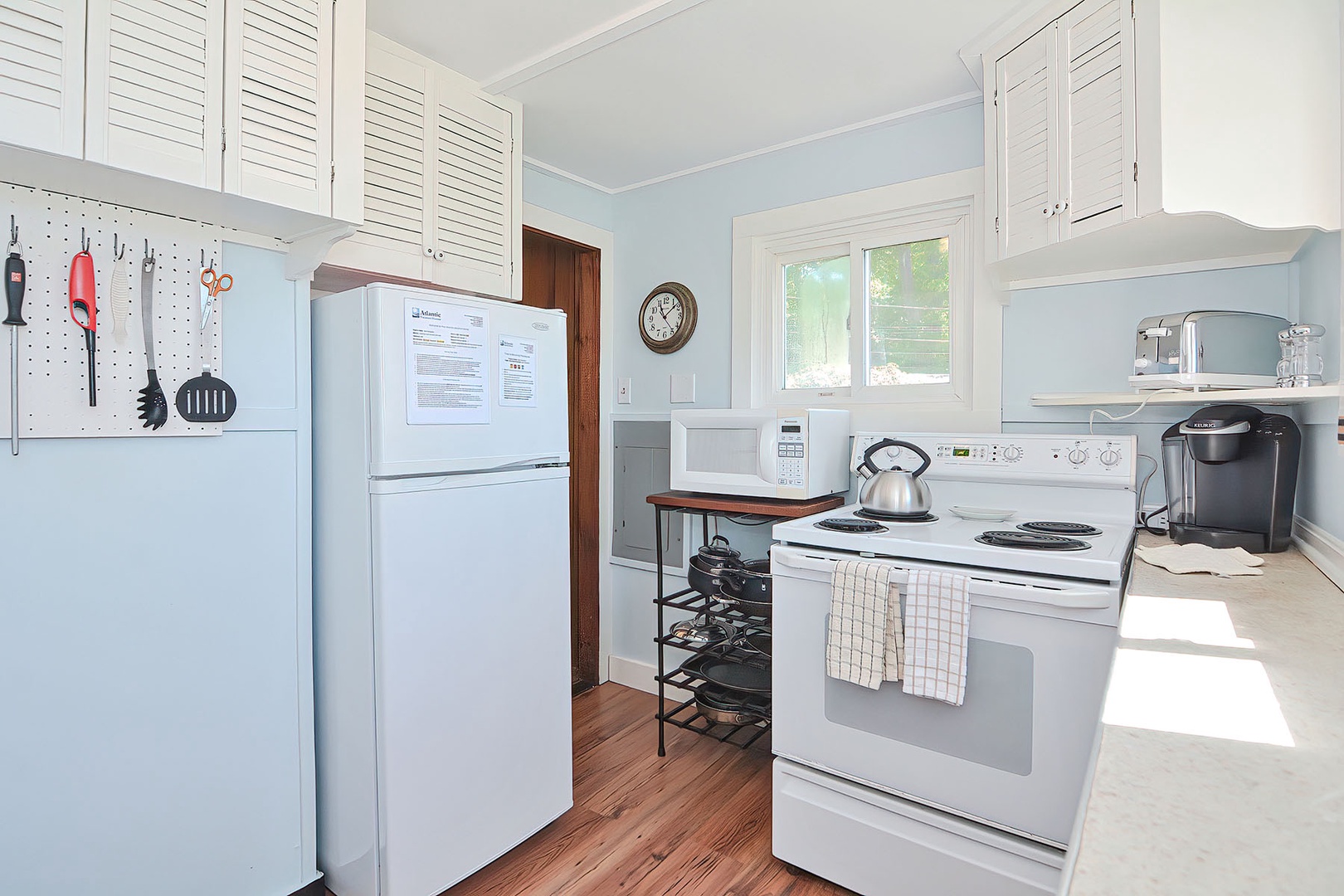 The kitchen is fully equipped for cooking.