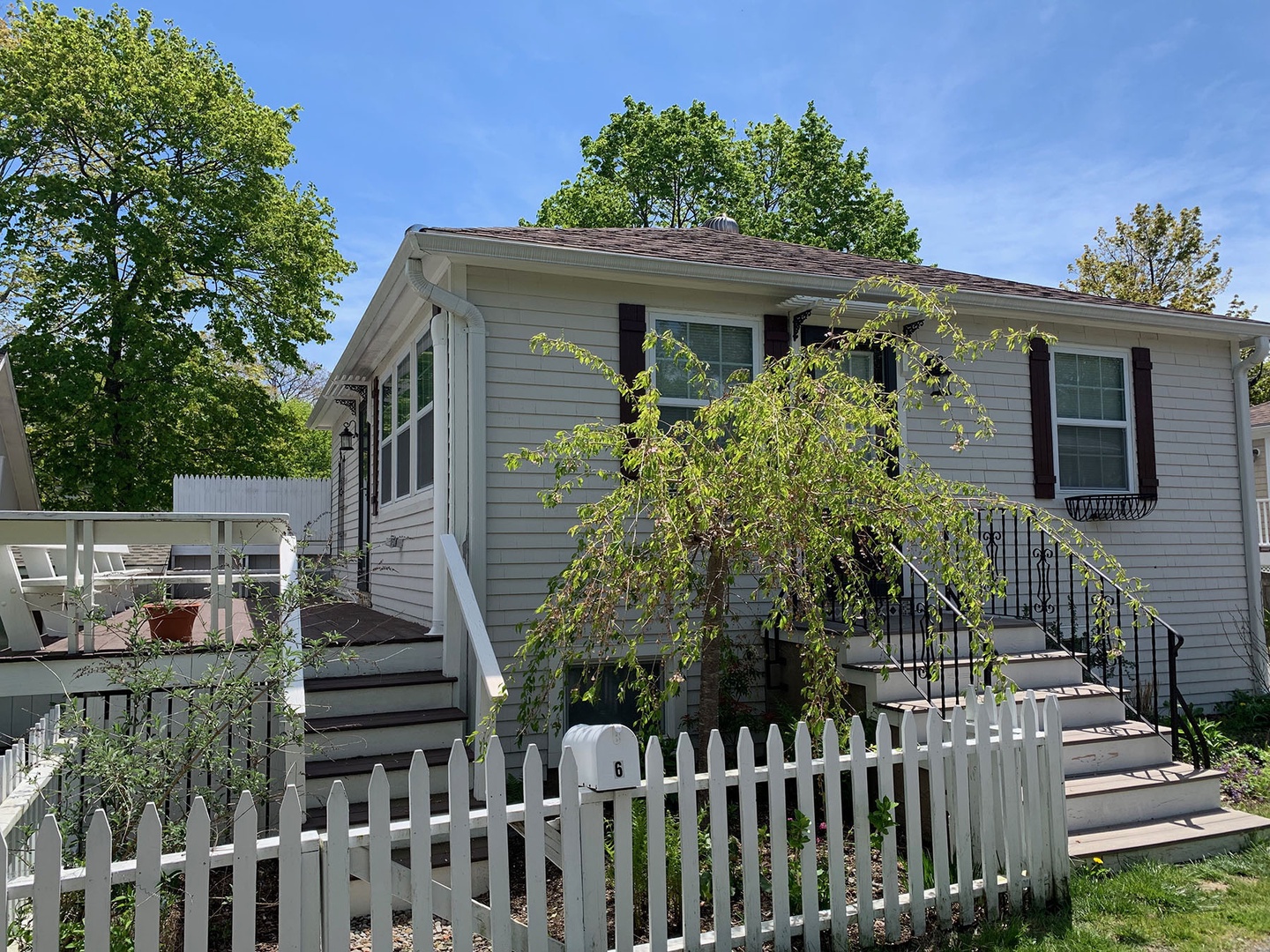 Steps to the side deck.