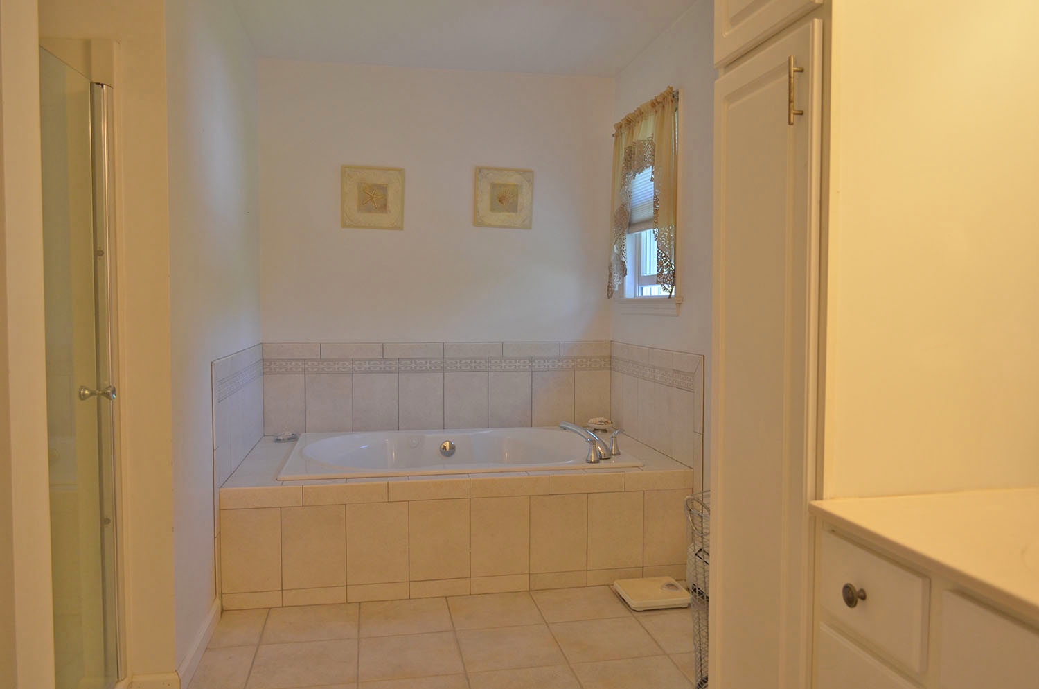Ensuite Primary bath with tub and walk-in shower.