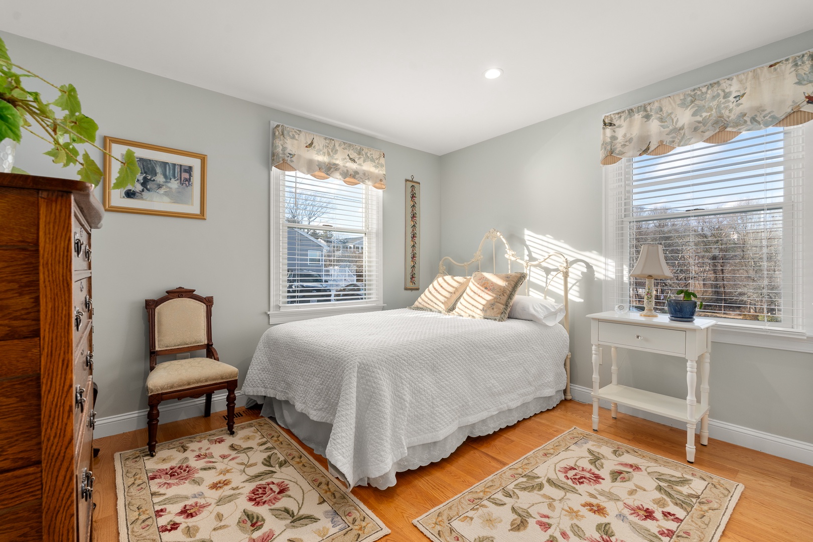 Third bedroom with full bed.