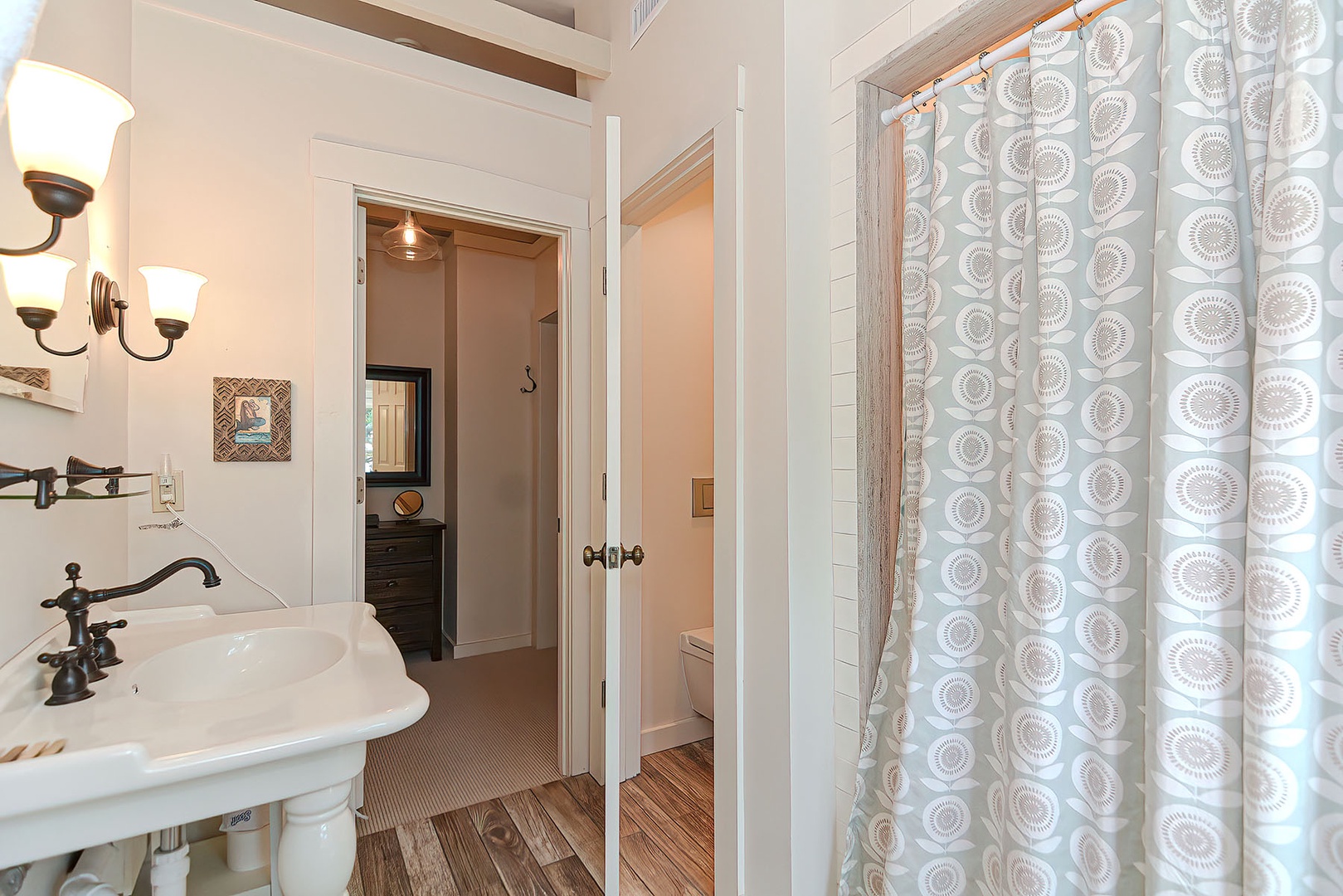The large bathroom includes a separate WC and a walk-in closet.