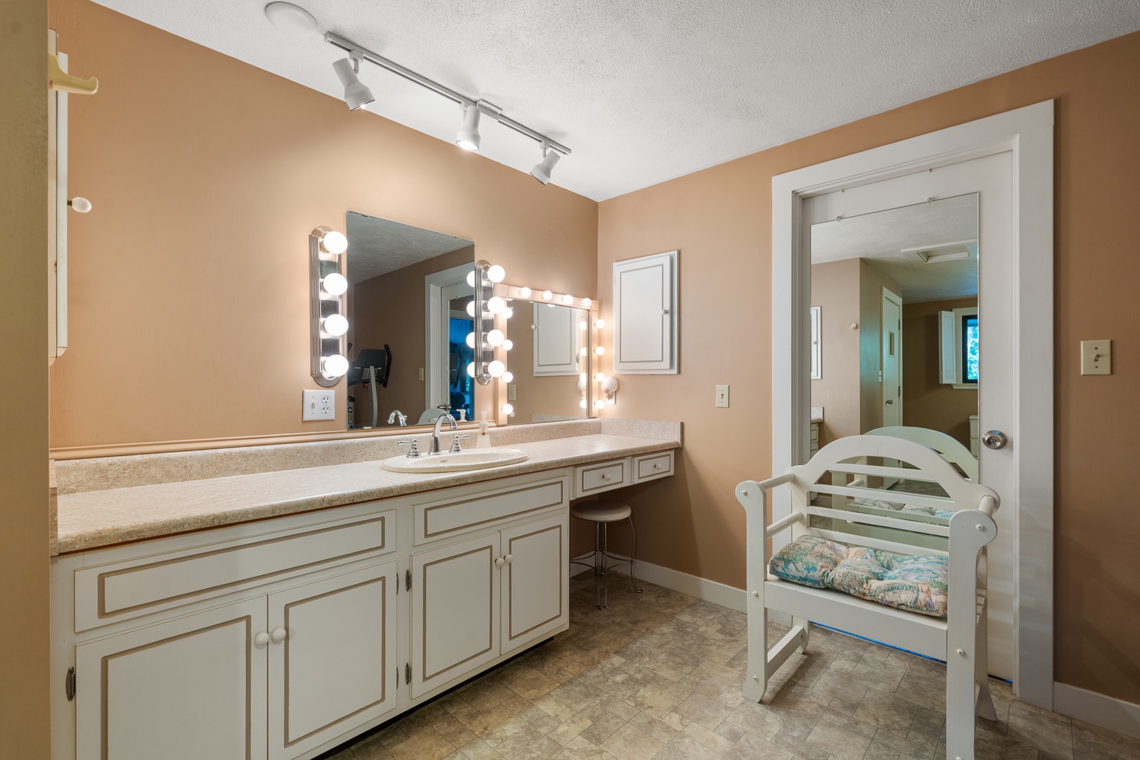 Full en-suite bathroom of the primary bedroom.