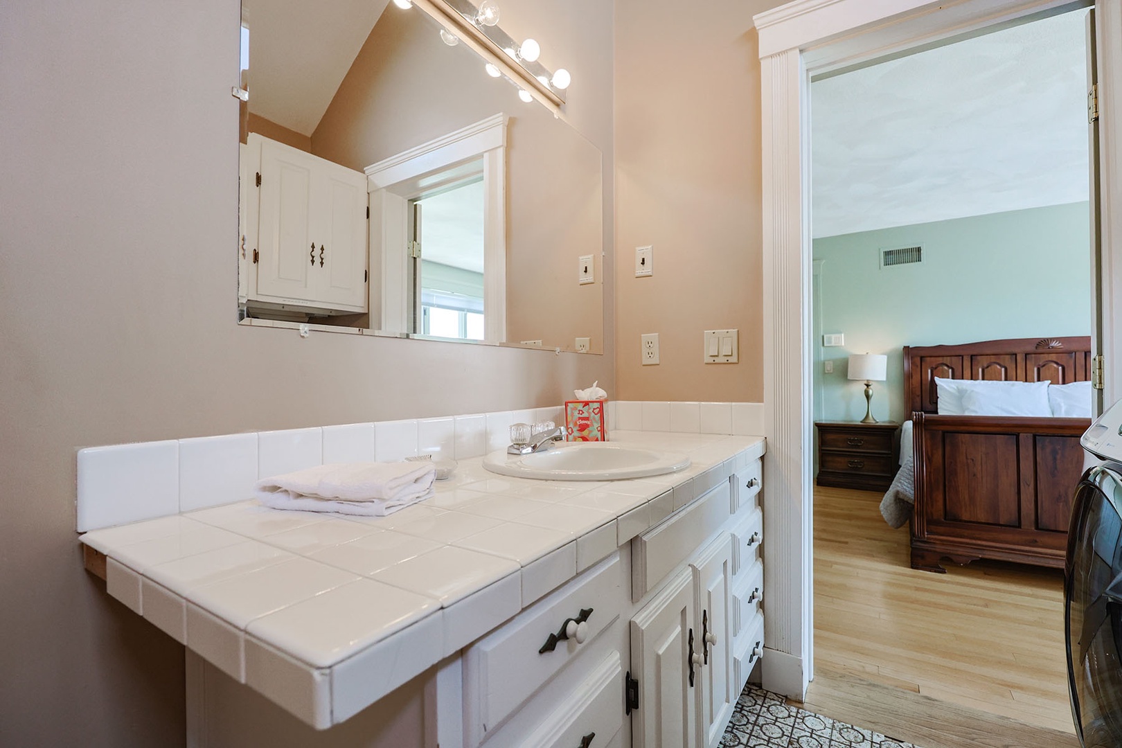 The ensuite bathroom.