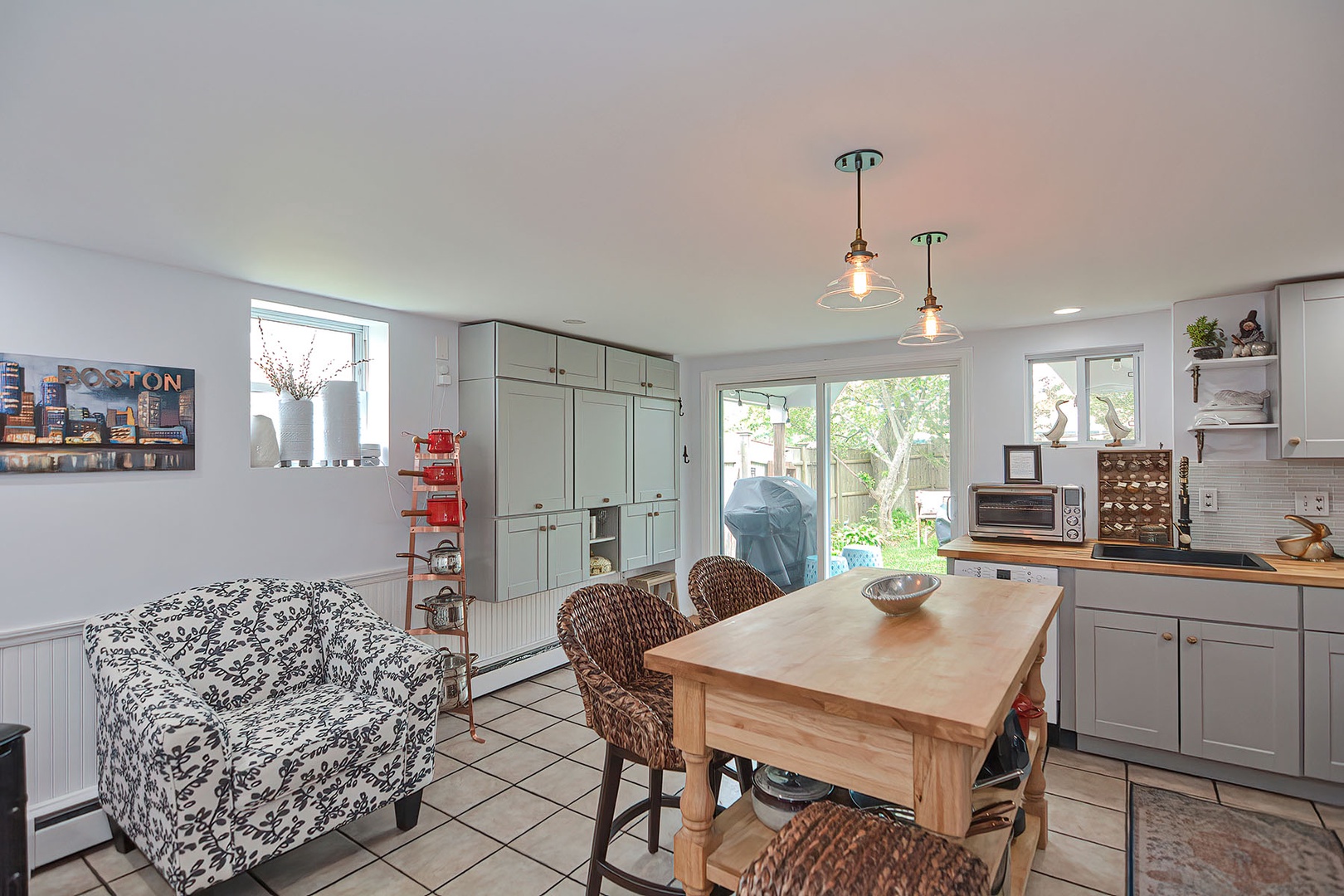 This kitchen is a great space for meals or socializing.