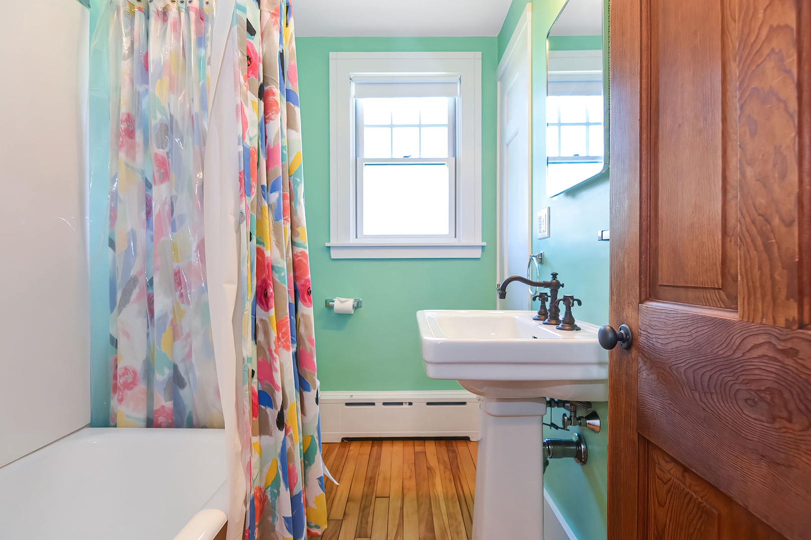 Mezzanine level full bath.