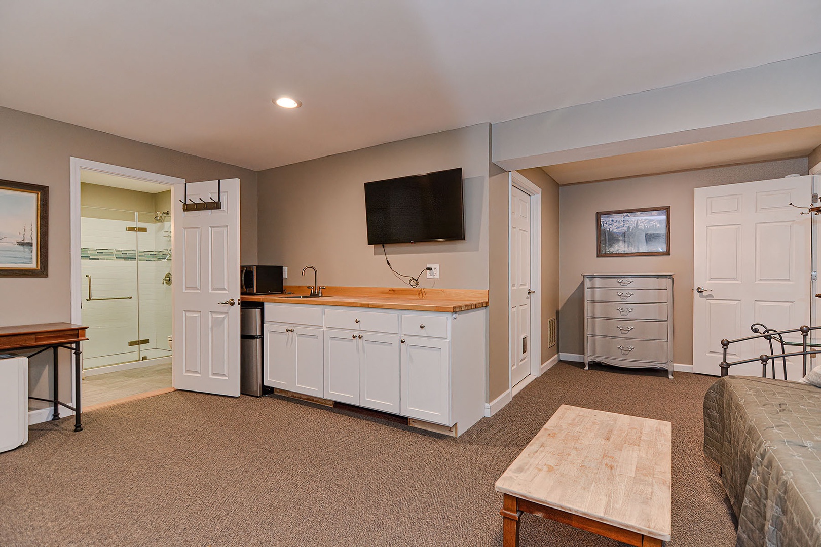 Lower level has a large suite