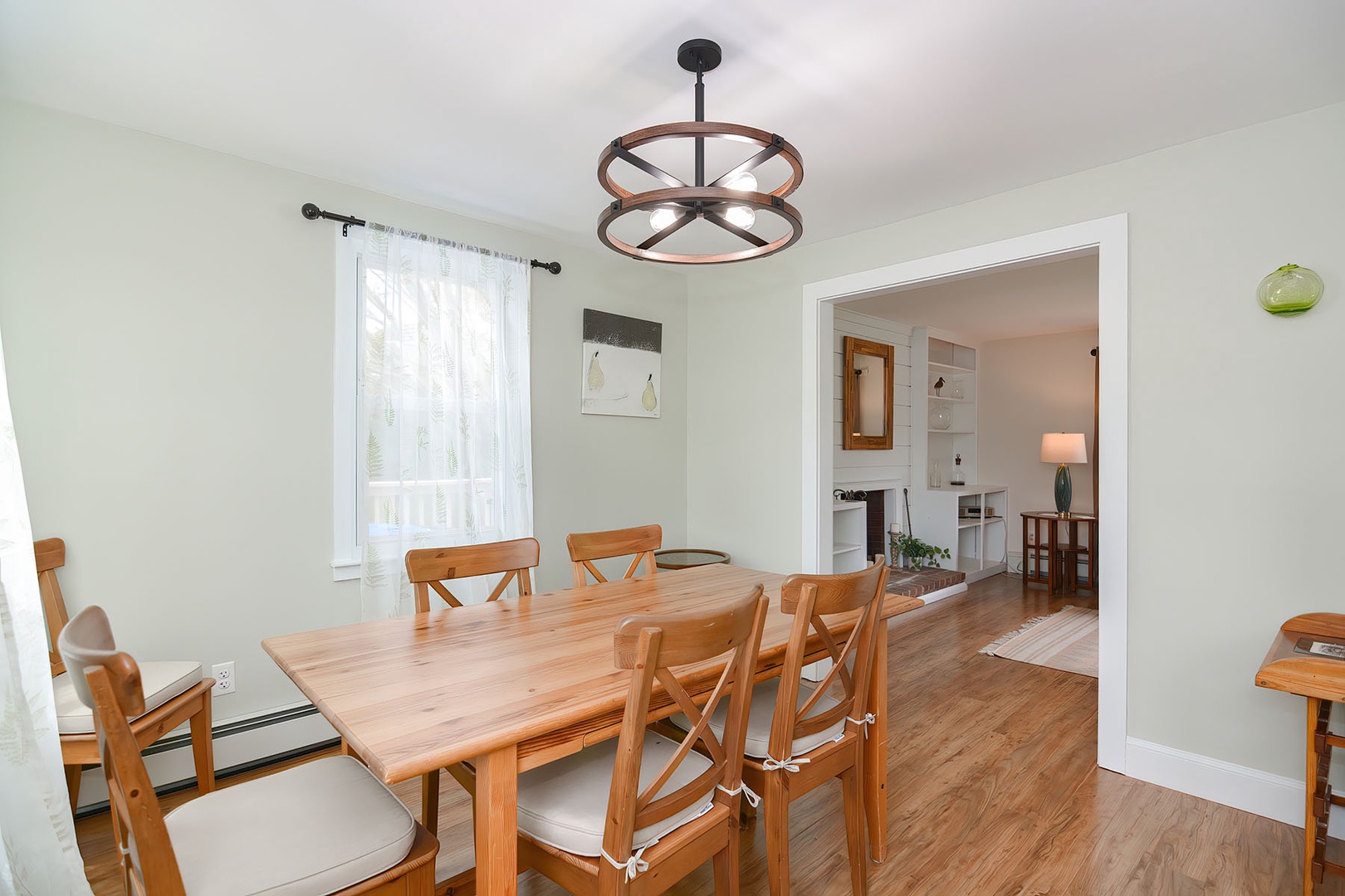 Dining room with 6 seats.