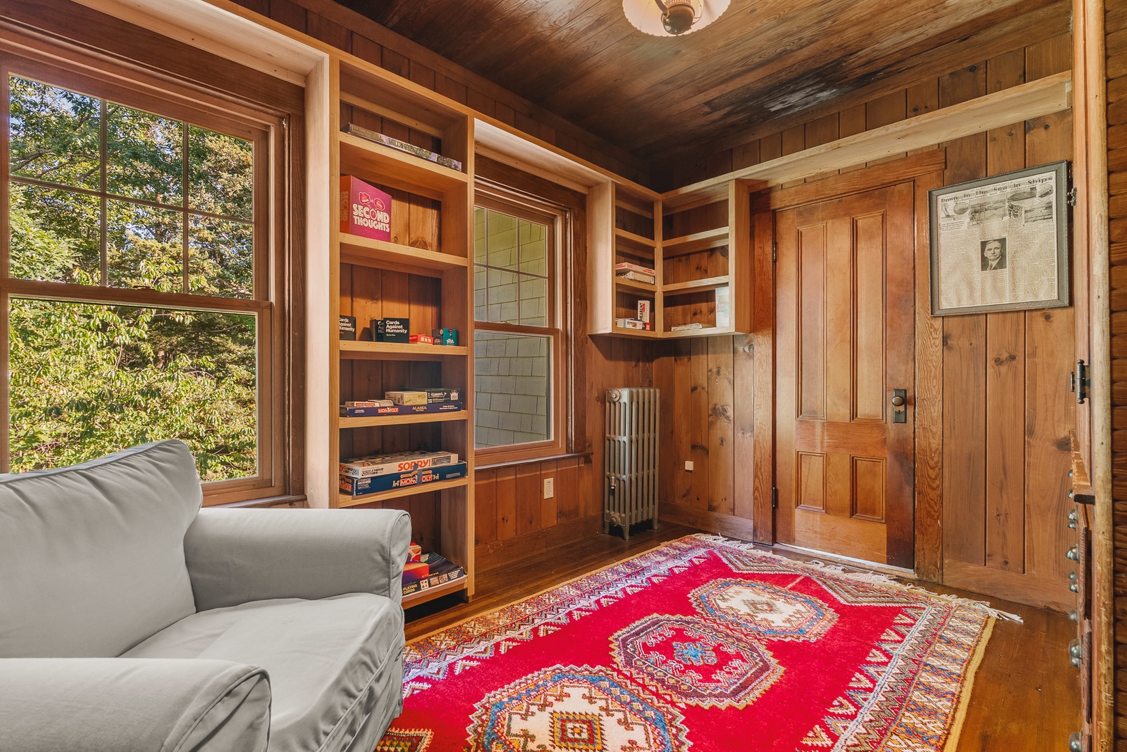 Sitting room with books and games