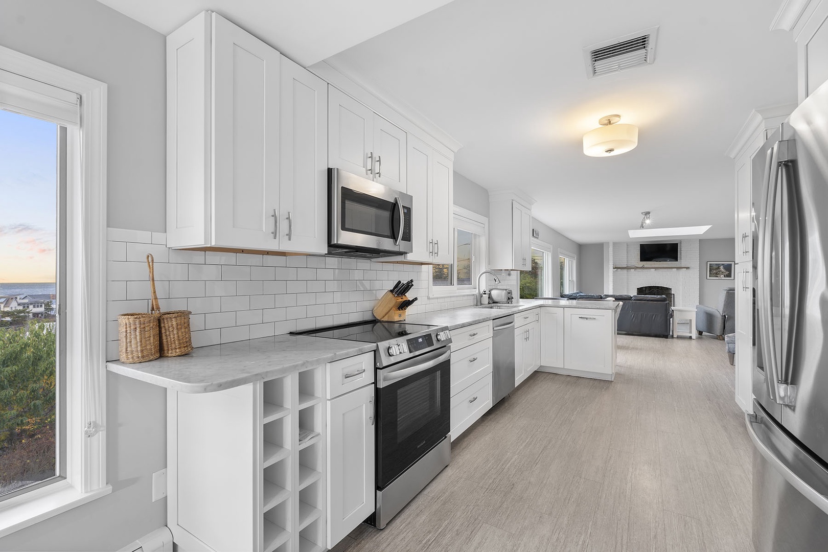 Fully equipped kitchen, overlooking the living room.