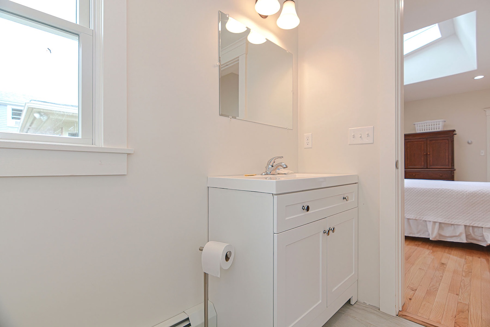 There is a tub/shower combo.