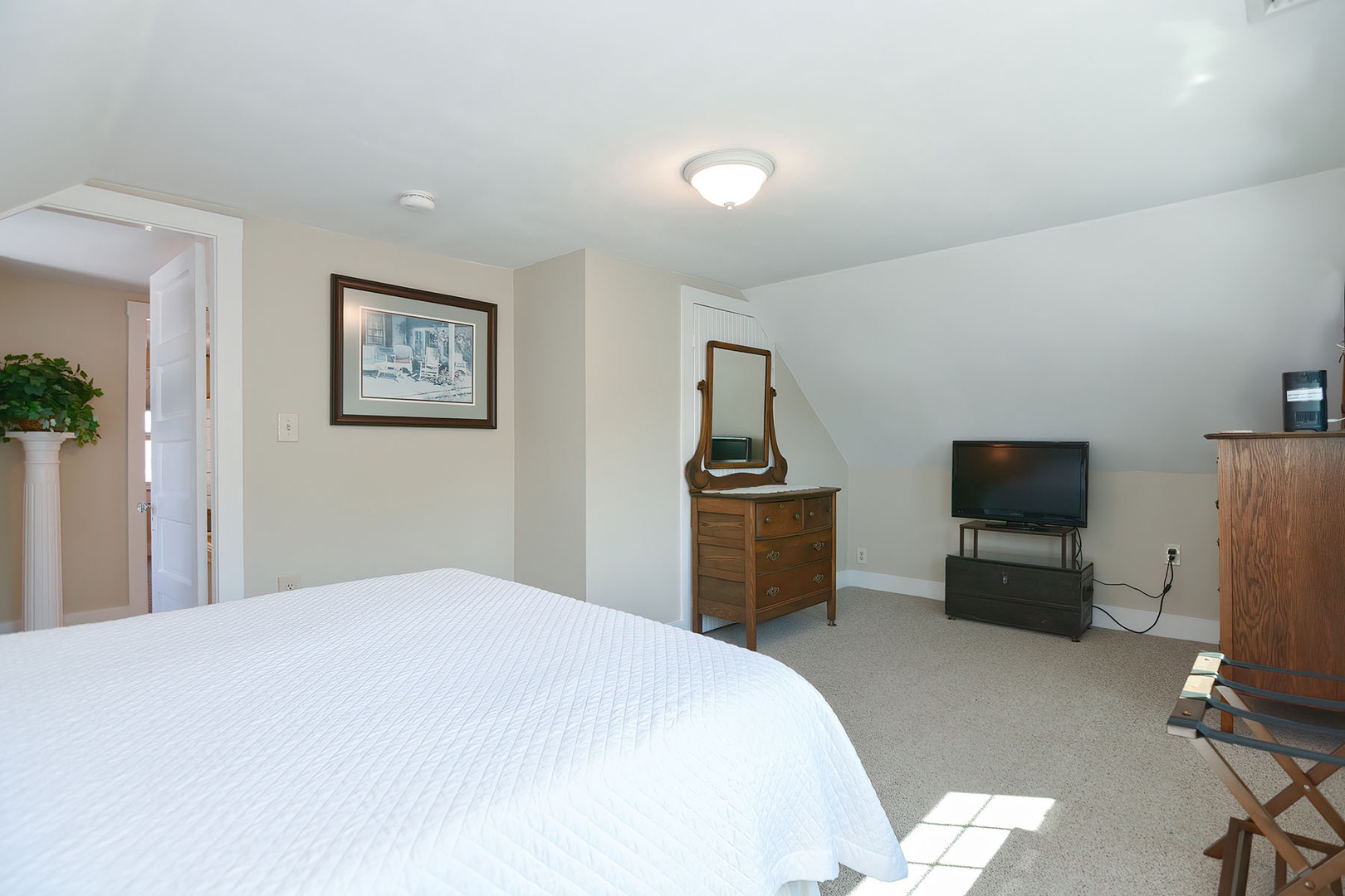 Bedroom 2 includes a TV and room-darkening blinds.