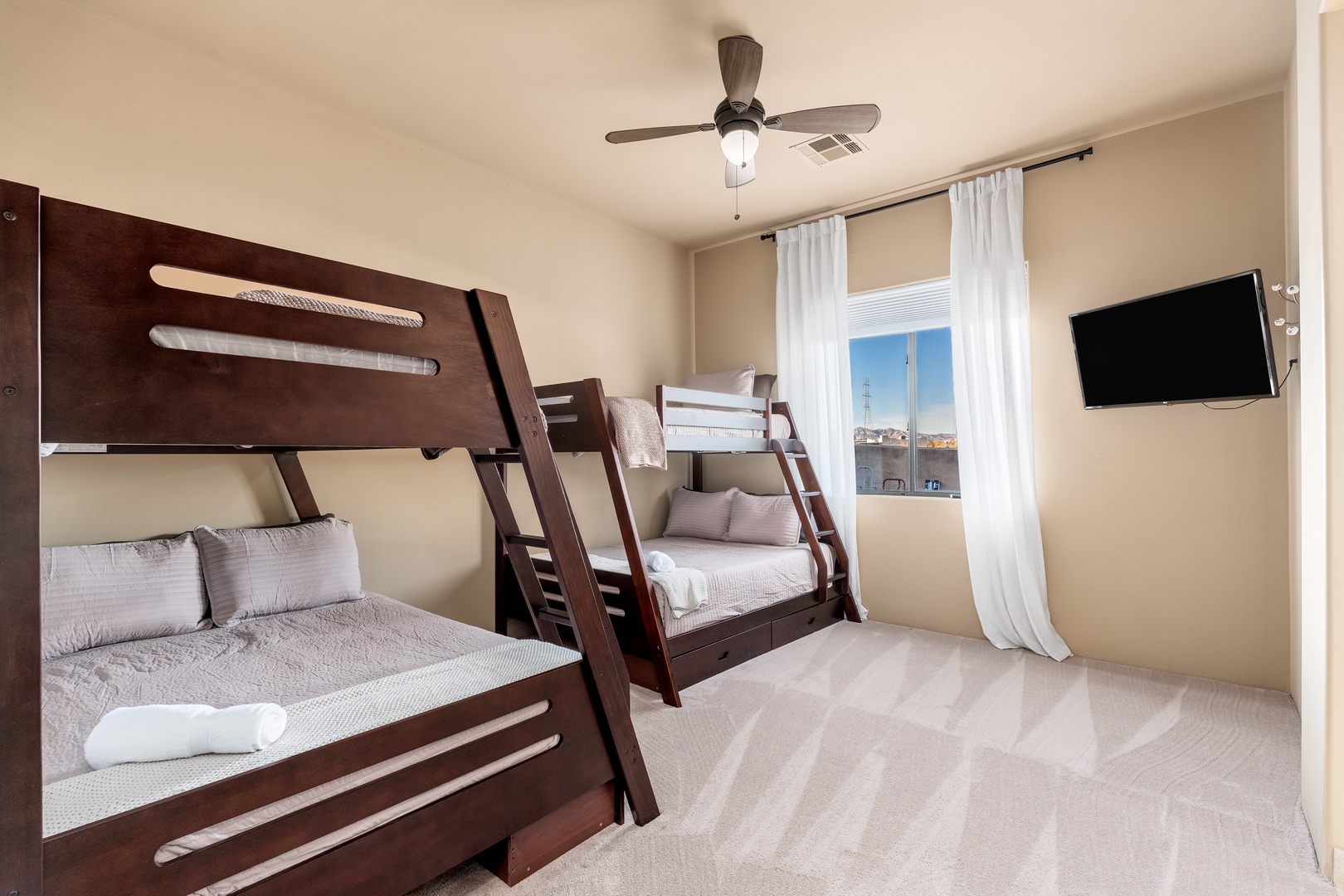 Your kids will love settling into these cozy bunk beds. Soft linens, fresh towels, and a ceiling fan keep everyone comfortable, while the TV and natural light create a welcoming space perfect for bedtime stories or lazy mornings.