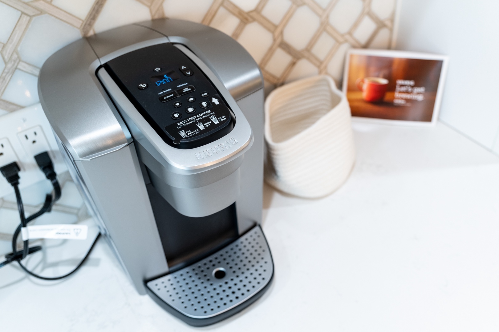 Wake up to your perfect cup with this sleek single-serve coffee maker, ready to brew your morning ritual just how you like it.