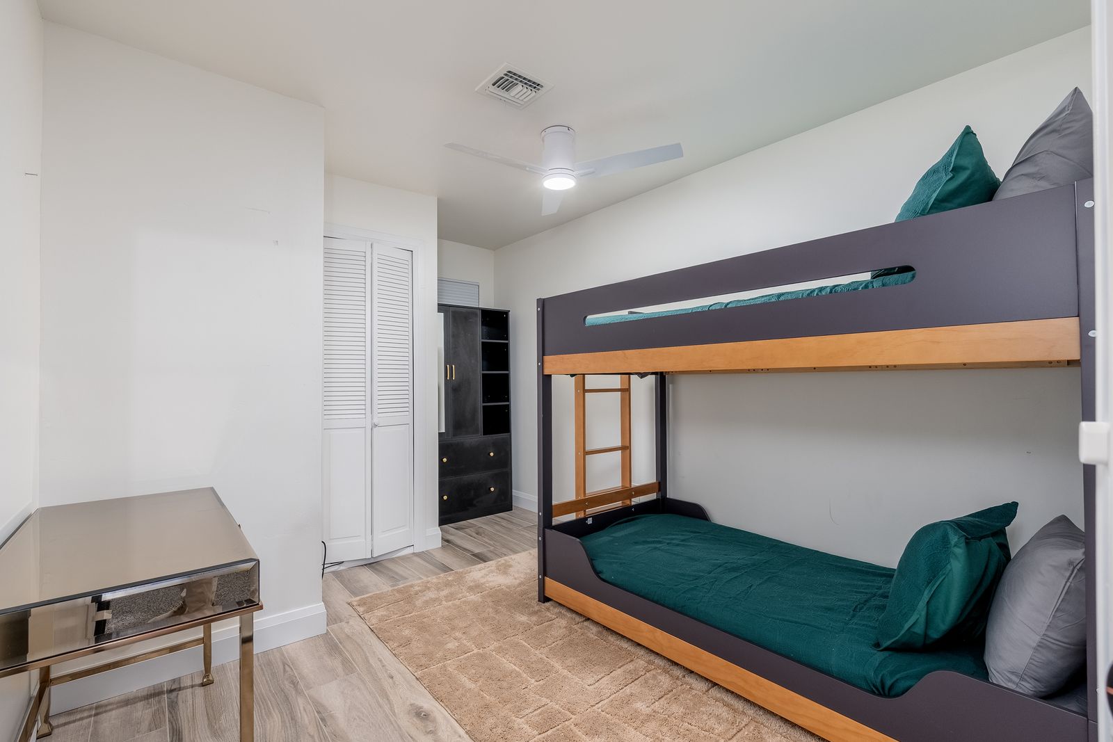 Your kids or group will love this bright room with sturdy bunk beds dressed in teal bedding—plus plenty of closet space to keep things tidy during your stay.