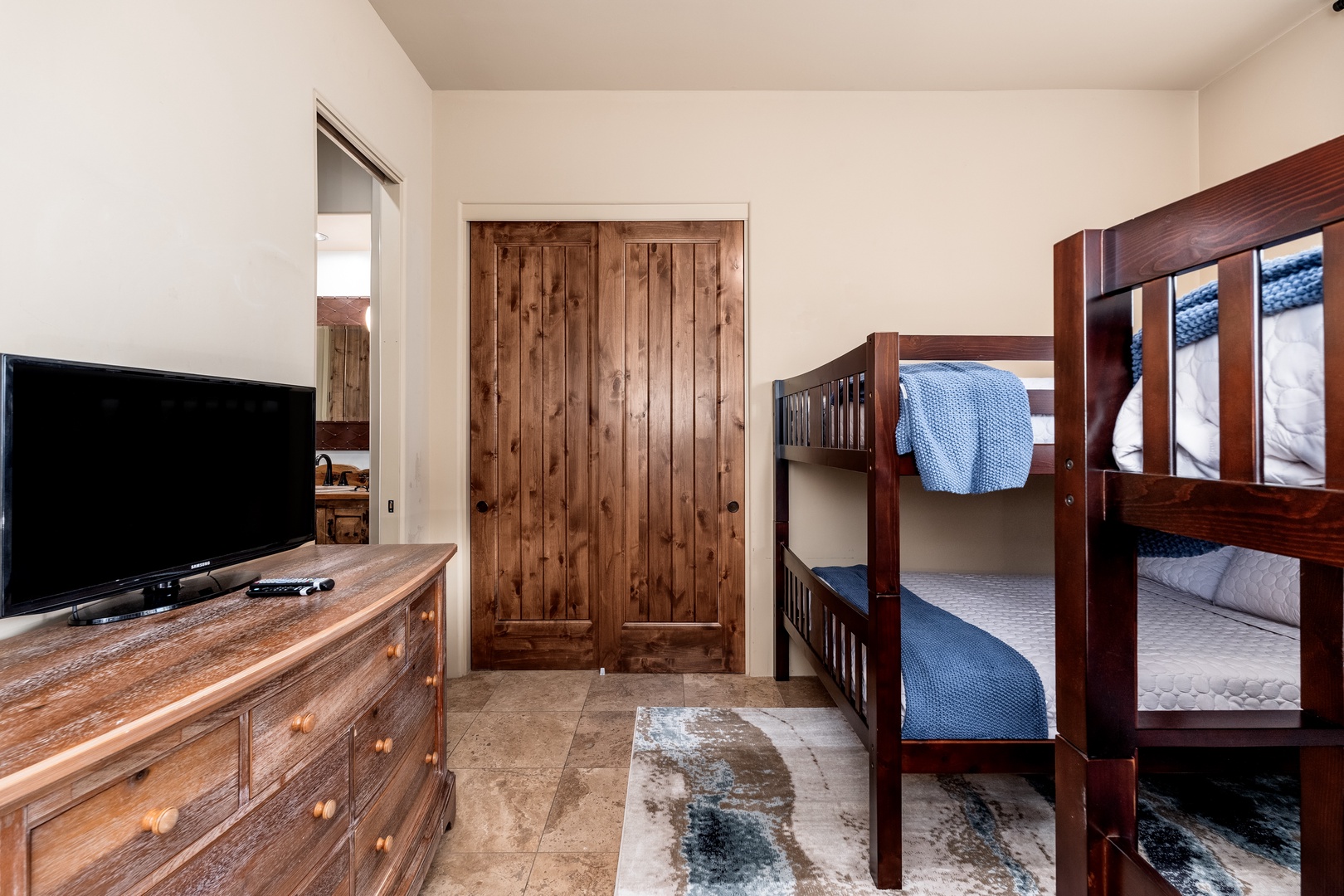 Your kids will love bunking down in this cozy room, outfitted with sturdy wood bunk beds, a flat-screen TV, and plenty of space to unwind after a day of adventure.