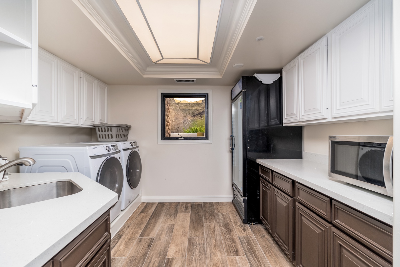 This kitchen combines full appliances with in-unit laundry, so you can settle in and feel right at home—everything you need in one beautifully lit, functional space.