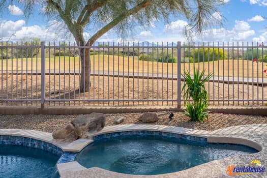 large-019c596c-bb56-7041-9da5-63d98d812819