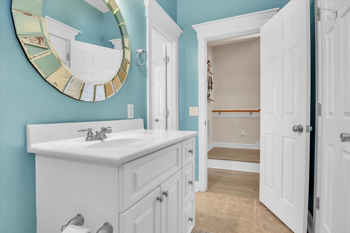 Bathroom 2 Full with Tub/Shower Jack & Jill - 1st Level